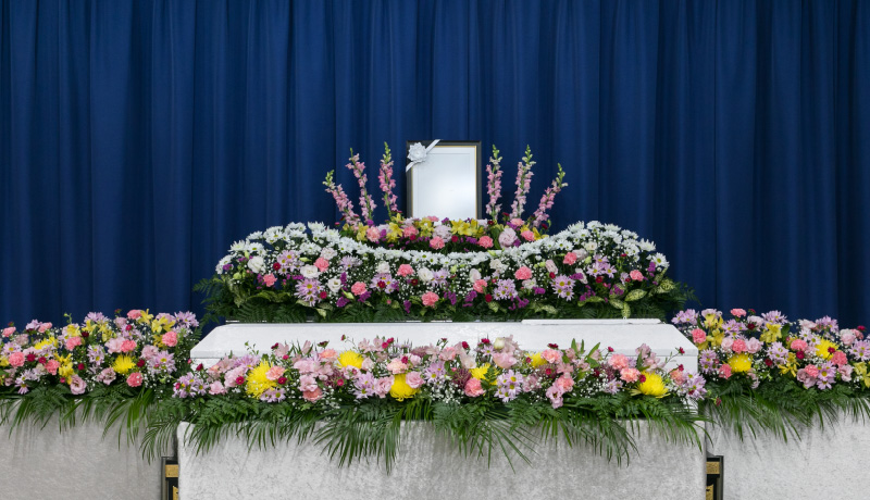 心あたたまる一般葬（通夜と告別式、一般的なお葬式を低価格で。）たくさんの参列者を招いてお見送りするプラン。馴染みのある様式で葬儀を行いたい方に。花プラン450,000円～